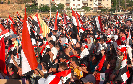 los electores sirios portaban banderas y retratos de su presidente